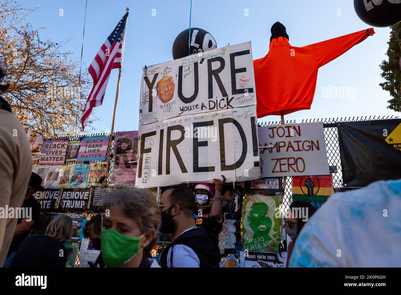 Washington, DC, Stati Uniti. 7th Nov 2020. Un attivista della giustizia razziale solleva un segnale di fronte al Black Lives Matter Memorial Fence per informare Donald Trump che è licenziato dalla presidenza durante uno dei più grandi partiti di strada nella storia di Washington, DC. Migliaia di sostenitori di Washingtoniani e Biden/Harris si sono recati alla Casa Bianca/Black Lives Matter Plaza e in altre località del centro per celebrare la vittoria di Biden su Trump alle elezioni presidenziali del 2020 e l'elezione del primo vicepresidente femminile del paese. (Credit Image: © Allison Bailey/SOPA Images via ZUMA Foto Stock