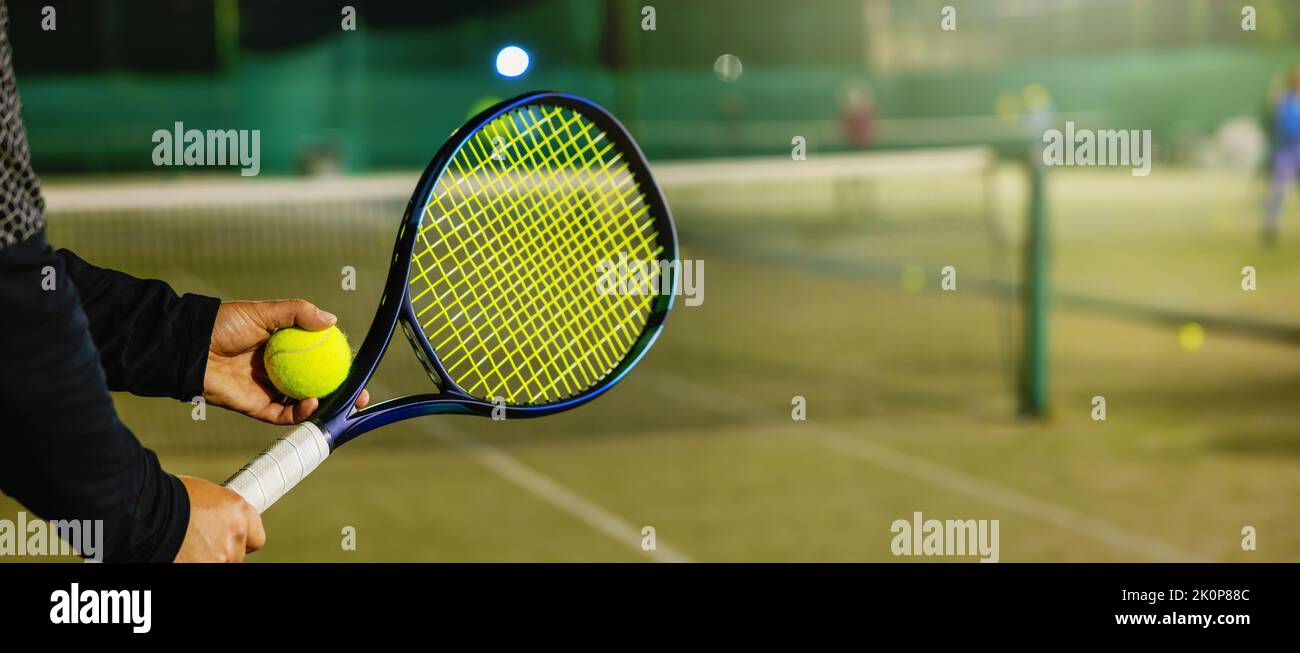 tennista con racchetta e palla in mano pronti a giocare. banner con spazio copia Foto Stock