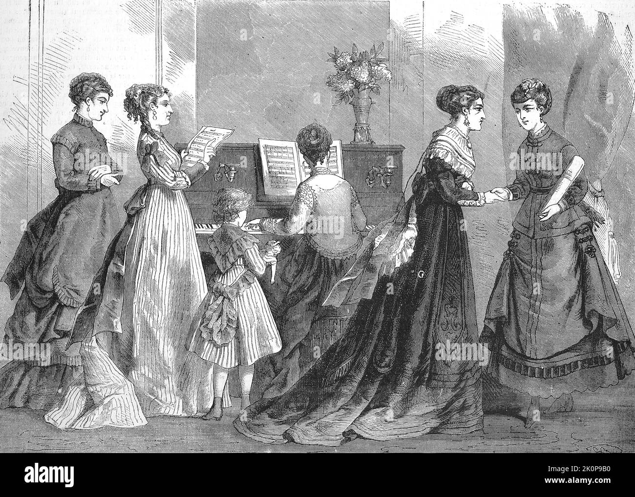 Vornehme Frauen in der Mode der Saison, 1868, am Klavier und beim Singen, Kostüme und Stoffe aus den Neuheitengeschäften der Stadt Saint-Denis, Frankreich / Noble donne alla moda della stagione, 1868, al pianoforte e canto, costumi e tessuti dai negozi di novità della città di Saint-Denis, Francia, Historisch, ristorante digitale Reproduktion einer Originalvorlage aus dem 19. Jahrhundert, genaues Originaldatum nicht bekannt / riproduzione storica, digitale migliorata di un originale del 19th ° secolo, Foto Stock