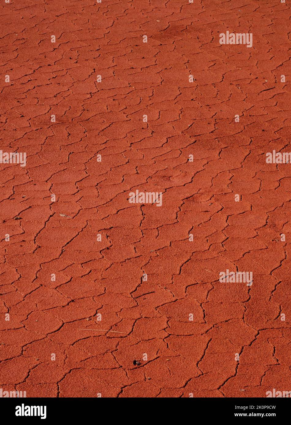 cracking e secco terra rossa, il concetto di riscaldamento globale Foto Stock