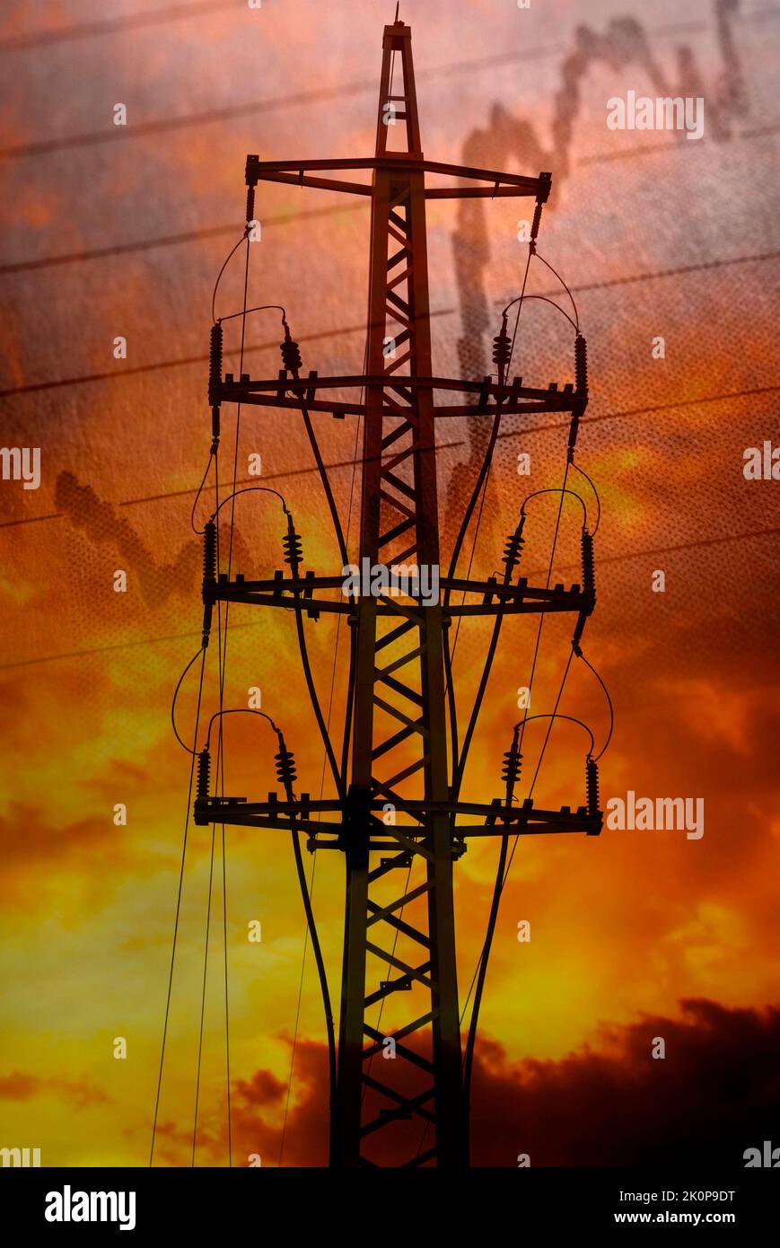 torre elettrica con cielo drammatico e indicatore di mercato, concetto di crisi energetica Foto Stock