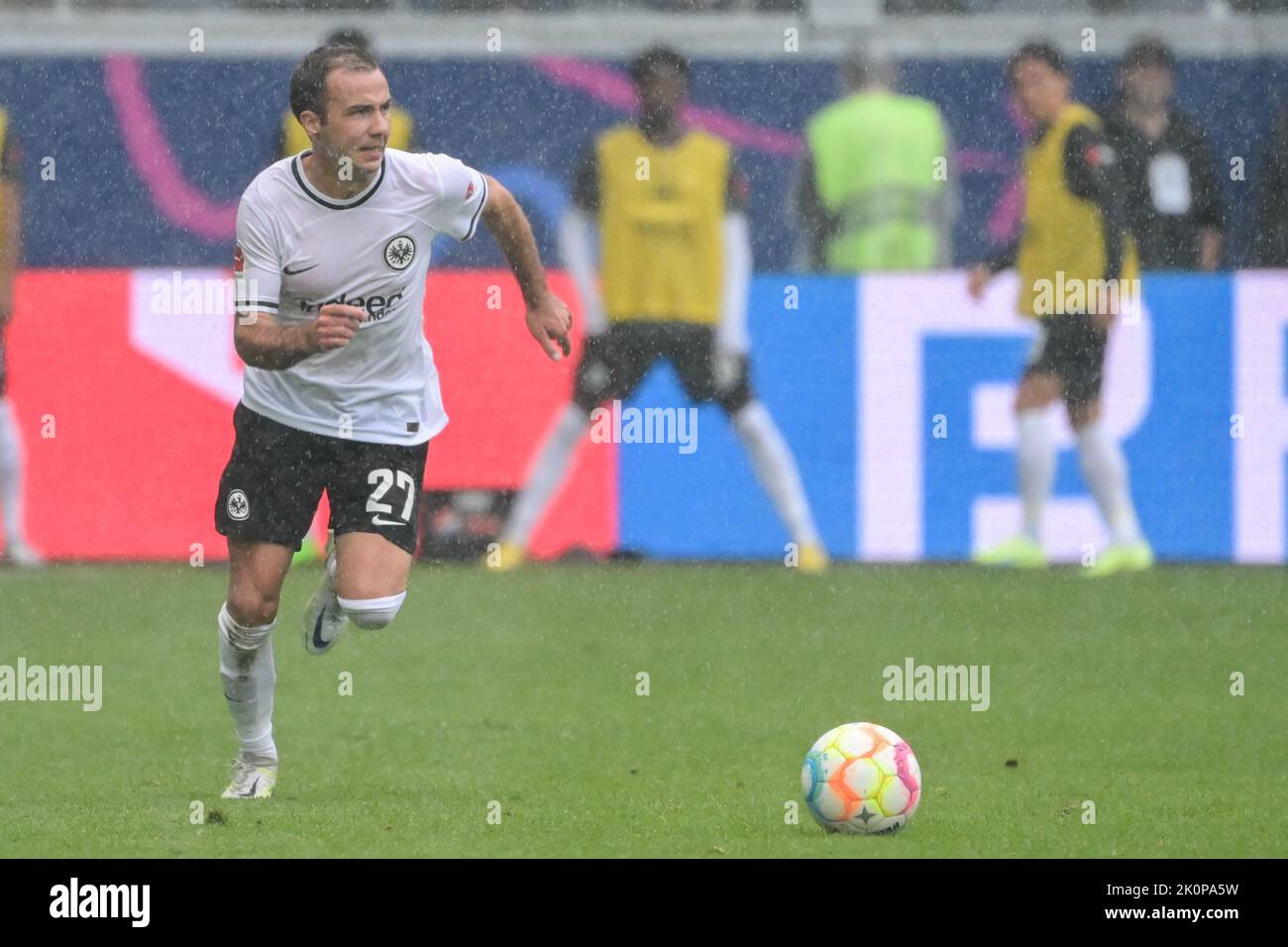 10 settembre 2022, Hessen, Francoforte sul meno: Calcio: Bundesliga, Eintracht Francoforte - VfL Wolfsburg, giorno 6, Deutsche Bank Park. Mario Götze di Francoforte. Foto: Sebastian Gollnow/dpa - NOTA IMPORTANTE: Conformemente ai requisiti della DFL Deutsche Fußball Liga e della DFB Deutscher Fußball-Bund, è vietato utilizzare o utilizzare fotografie scattate nello stadio e/o della partita sotto forma di sequenze di immagini e/o serie di foto simili a un video. Foto Stock