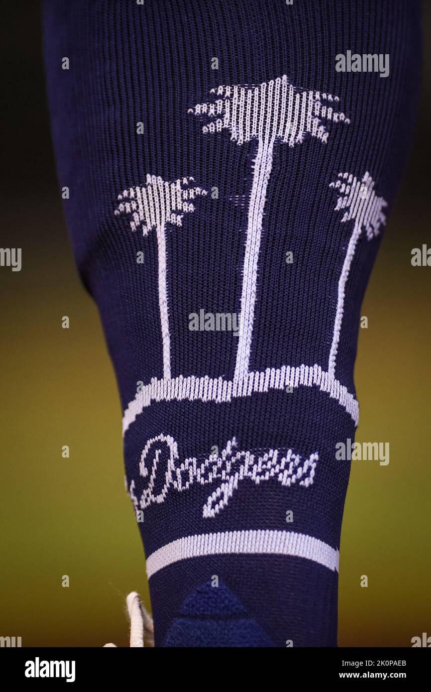 I Los Angeles Dodgers indossano calze di raccolta durante una partita di baseball della MLB contro gli Arizona Diamondbacks lunedì 12 settembre 2022 a Phoenix. Il Dodg Foto Stock