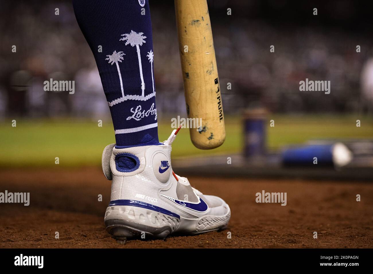 I Los Angeles Dodgers indossano calze di raccolta durante una partita di baseball della MLB contro gli Arizona Diamondbacks lunedì 12 settembre 2022 a Phoenix. Il Dodg Foto Stock