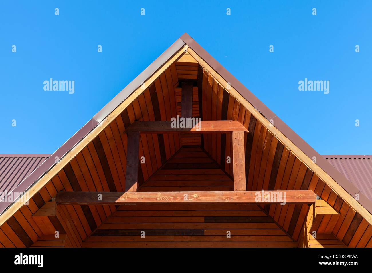 Nuovo frammento esterno di casa di campagna in legno, timpano con tetto e travi Foto Stock