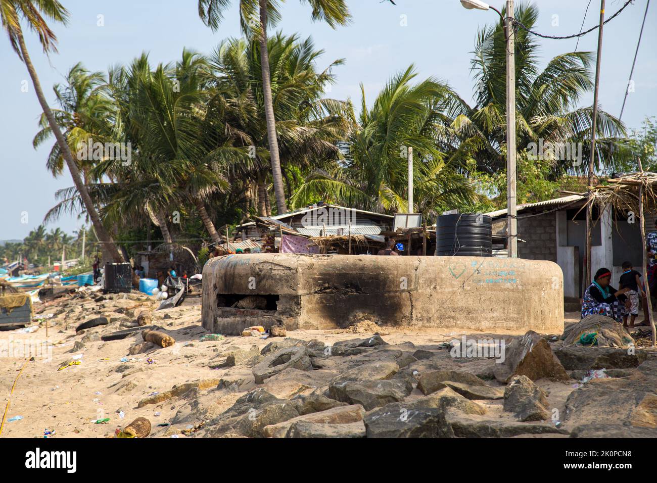 Old Bunker a Trincomalee Beach, Sri Lanka Foto Stock