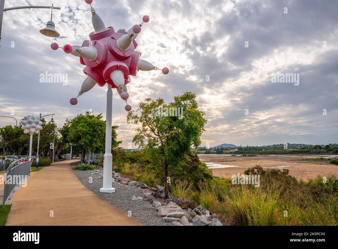 Il collocamento di questi colorati segnalatori luminosi dal titolo "True North" di Donna Marcus crea un collegamento visivo tra il centro commerciale e il fiume Pioneer Foto Stock