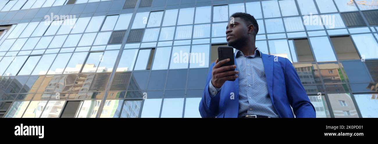 Un uomo d'affari maturo ama lavorare come ceo contro la costruzione di uffici Foto Stock