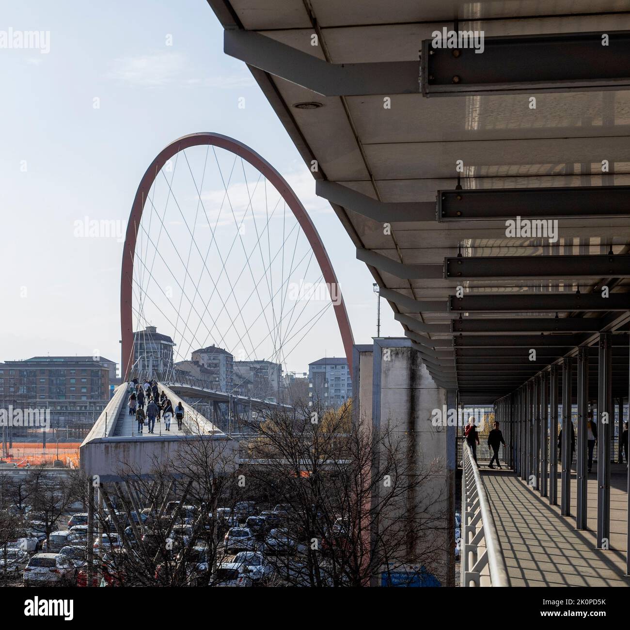 TORINO, 26 MARZO 2022 - il Ponte Olimpico con l'Arco, uno dei simboli architettonici urbani lasciati in memoria dei XX Giochi Olimpici invernali w Foto Stock