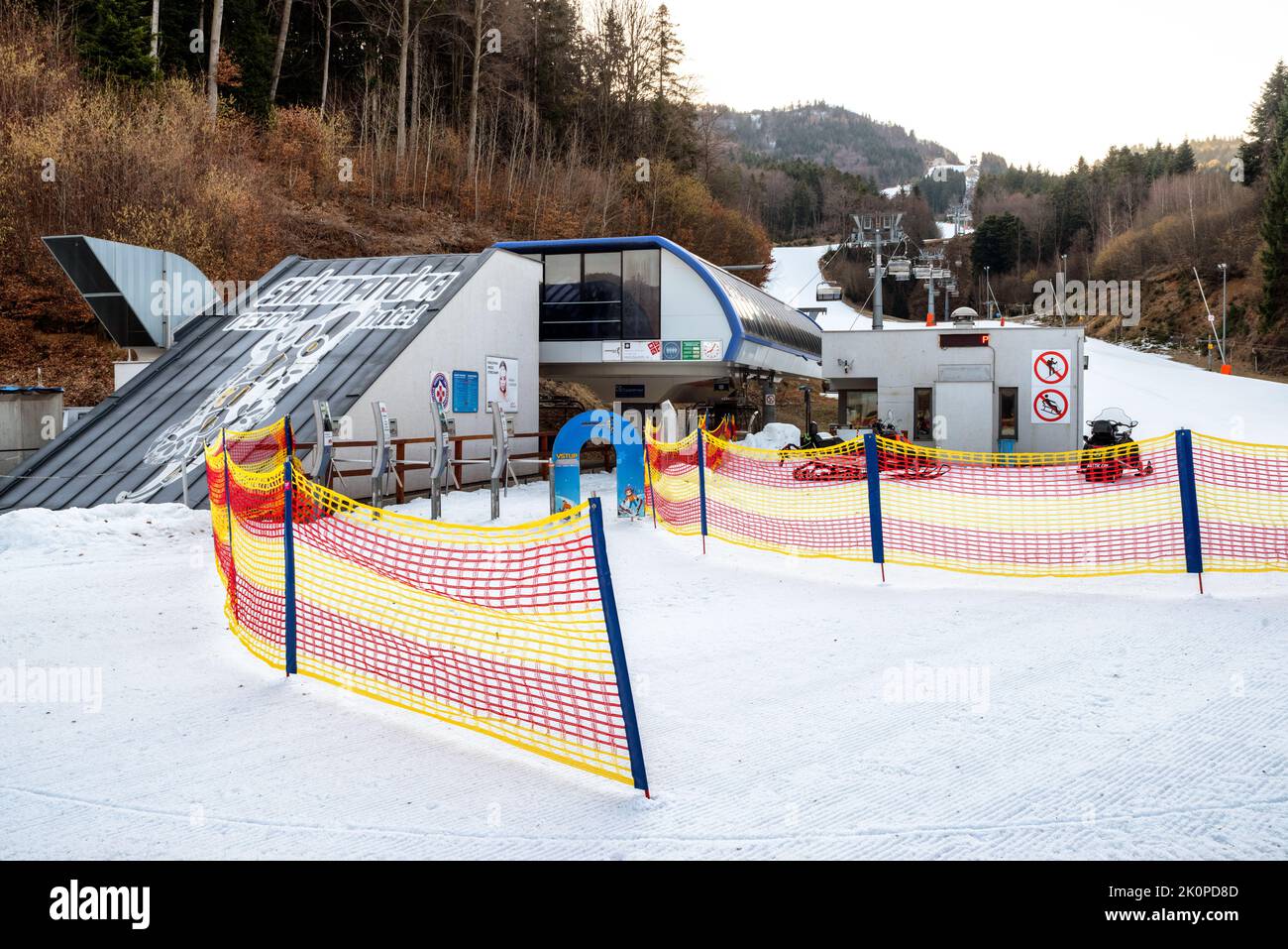 BANSKA STIAVNICA, SLOVACCHIA - 27 FEBBRAIO 2022: Stazione di fondo della seggiovia a Salamandra nella stagione invernale. Foto Stock