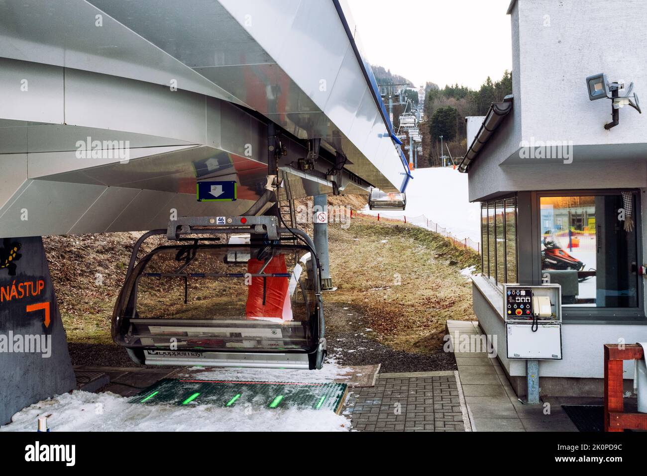BANSKA STIAVNICA, SLOVACCHIA - 27 FEBBRAIO 2022: Stazione di fondo della seggiovia a Salamandra nella stagione invernale. Foto Stock