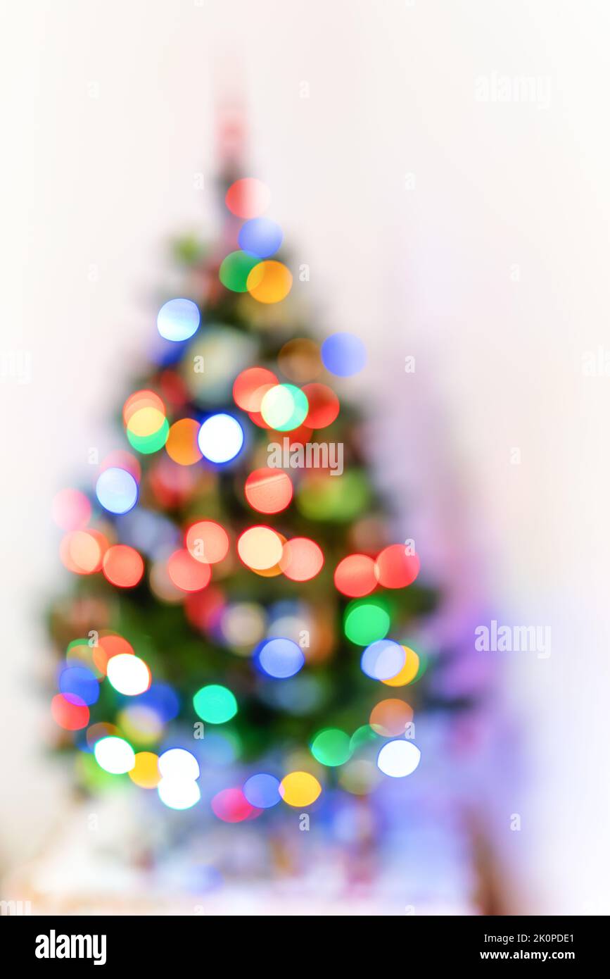 sfoca la luce colorata bokeh celebrazione e luci sfocate decorazione su albero di natale su sfondo bianco Foto Stock