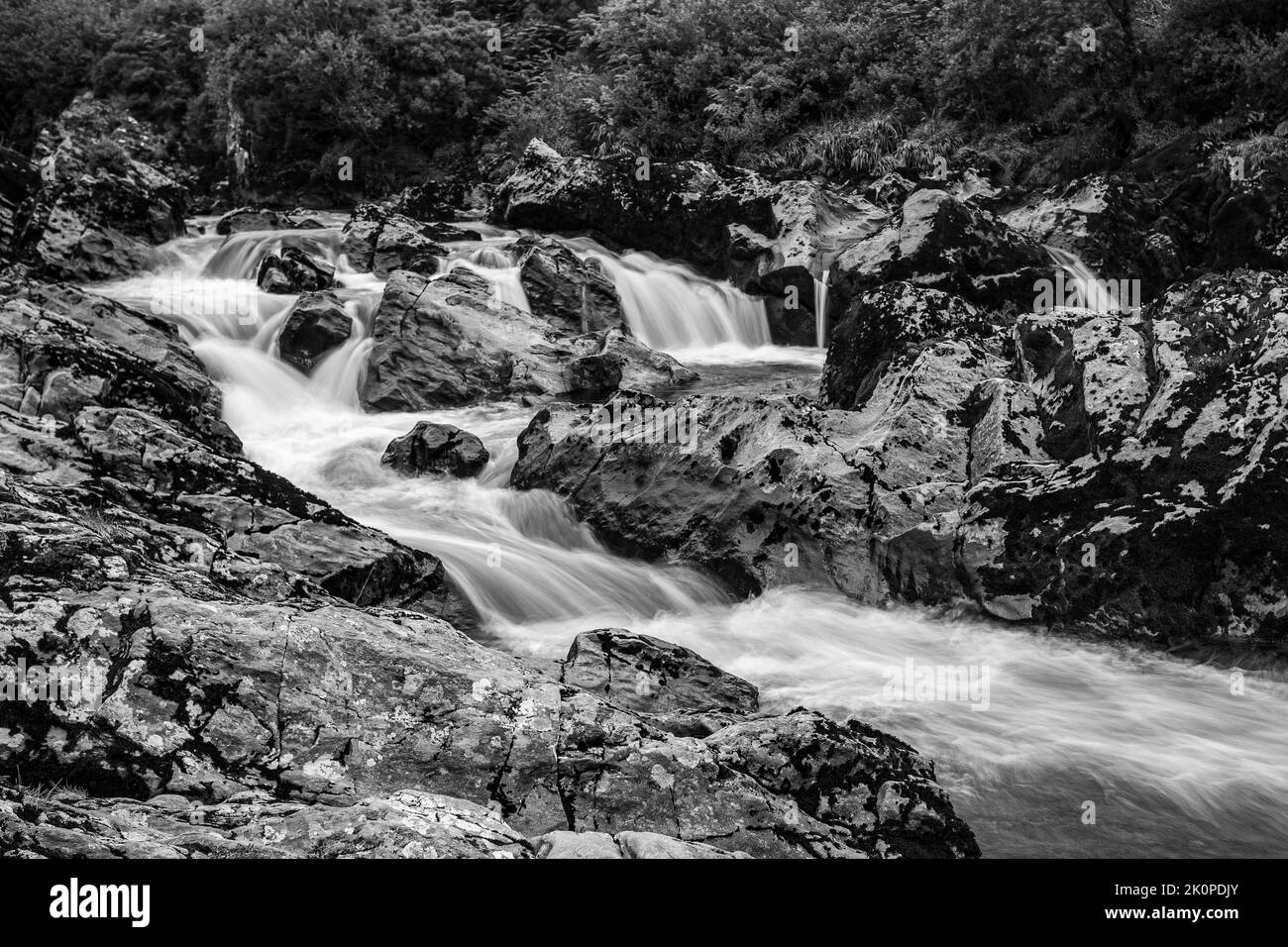 Un fiume selvaggio nel paesaggio dell'Irlanda Foto Stock