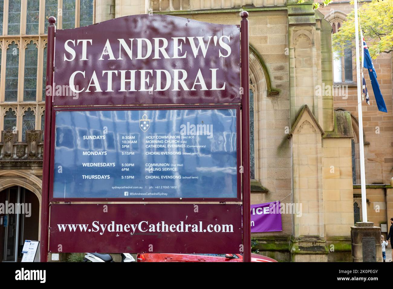 La cattedrale di St Andrews nel centro di Sydney ha bandiere a metà albero dopo la morte della regina Elisabetta II, Sydney, Australia Foto Stock