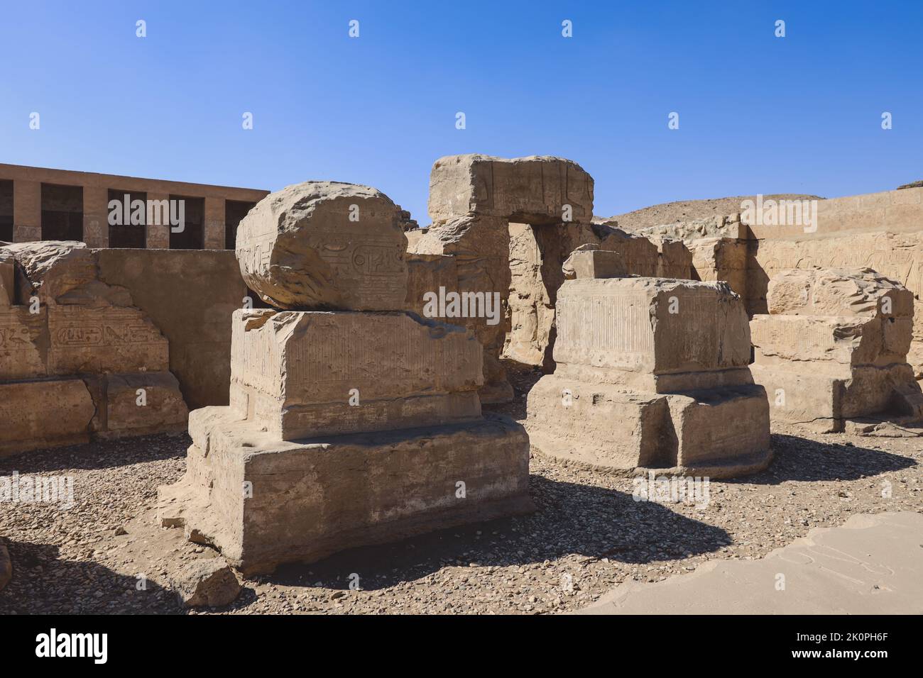 Vista all'aperto di un antico tempio egiziano di Seti, noto anche come il grande tempio di Abydos a Kharga, Egitto Foto Stock