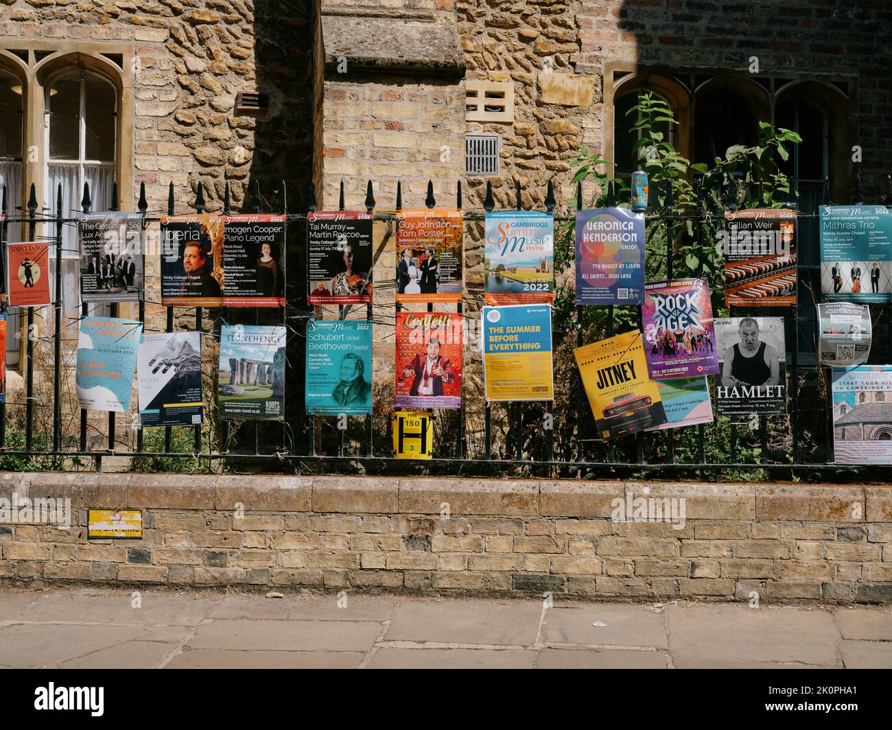 Posters che promuovono concerti di musica eventi e performance a Trinity Lane Cambridge Inghilterra - Everyday Cambridge Street Foto Stock