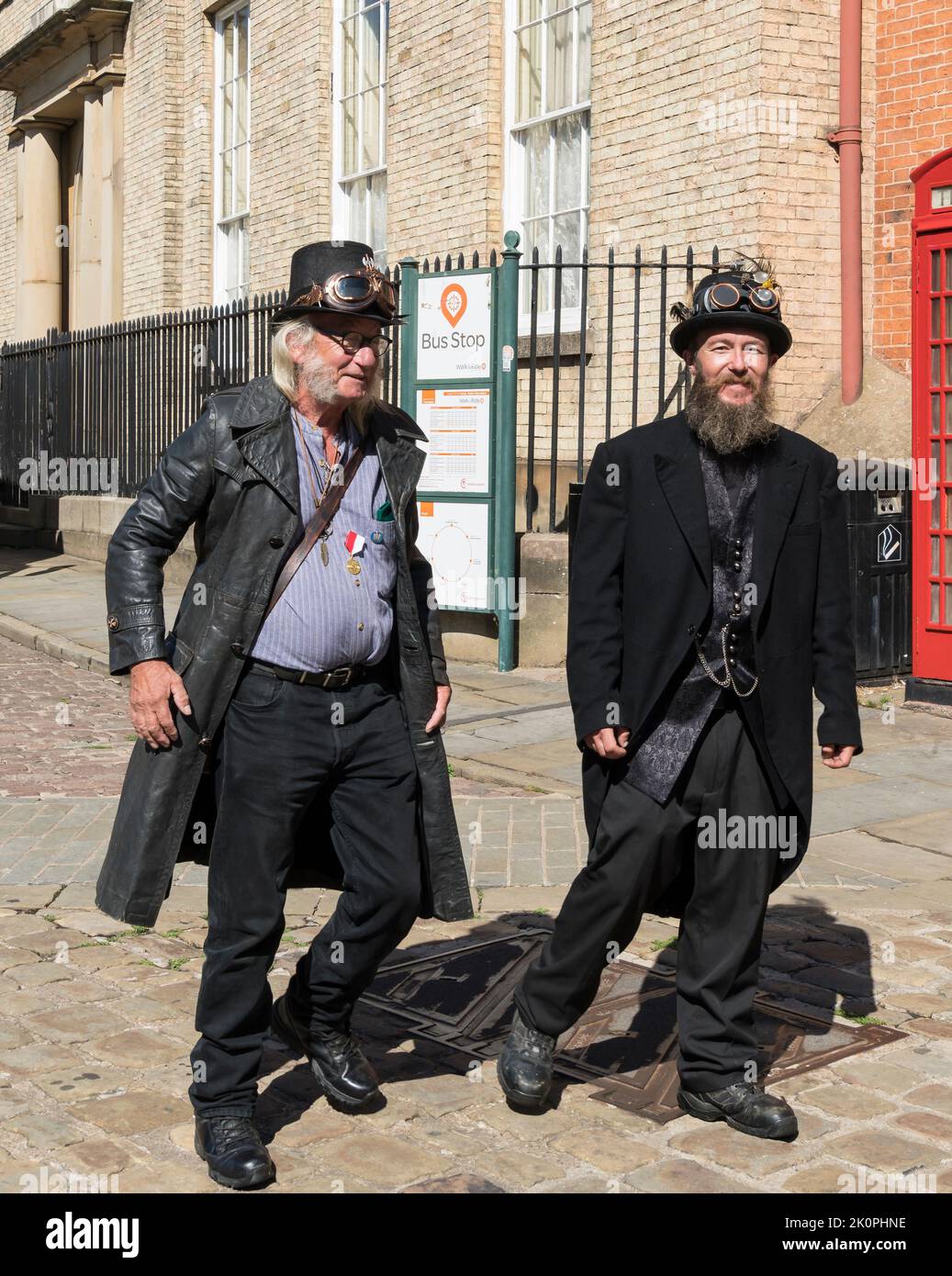 Due signori in abito Steampunk al Lincoln Steampunk Festival, Lincoln 2022 Foto Stock