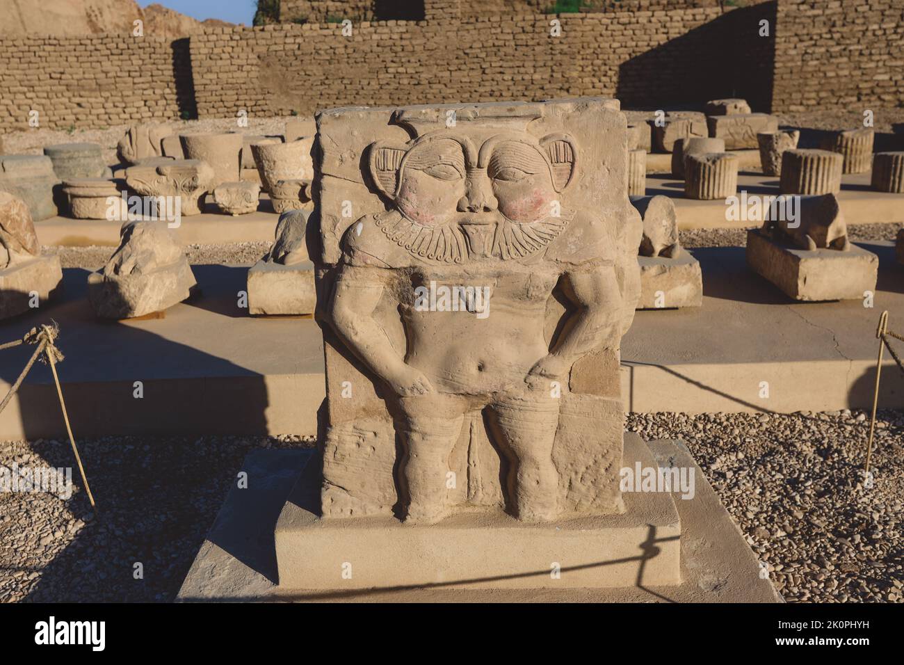 Vista all'aperto di un antico complesso egizio del Tempio di Dendera, a sud-est di Dendera, Egitto Foto Stock