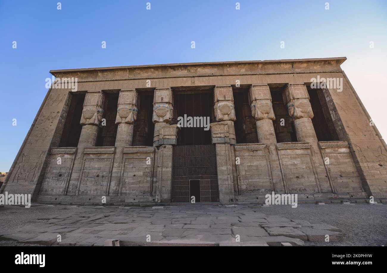 Vista all'aperto di un antico complesso egizio del Tempio di Dendera, a sud-est di Dendera, Egitto Foto Stock