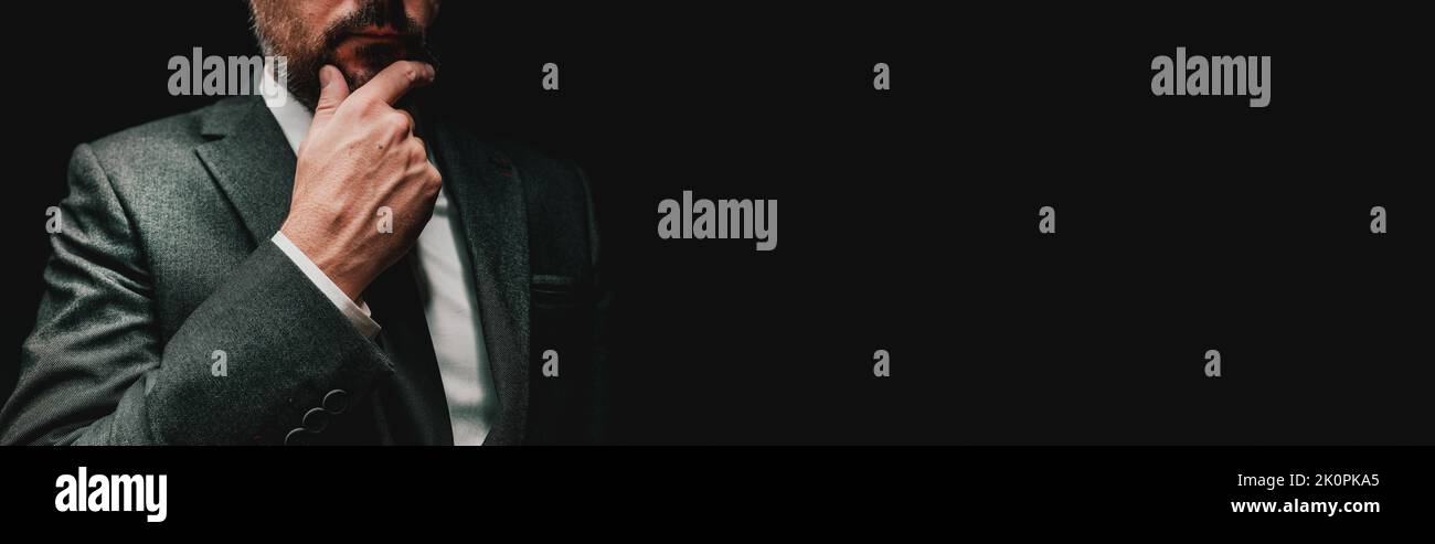 Il processo decisionale aziendale, il pensiero e la considerazione dell'uomo d'affari, l'immagine chiave bassa con spazio di copia e la messa a fuoco selettiva Foto Stock