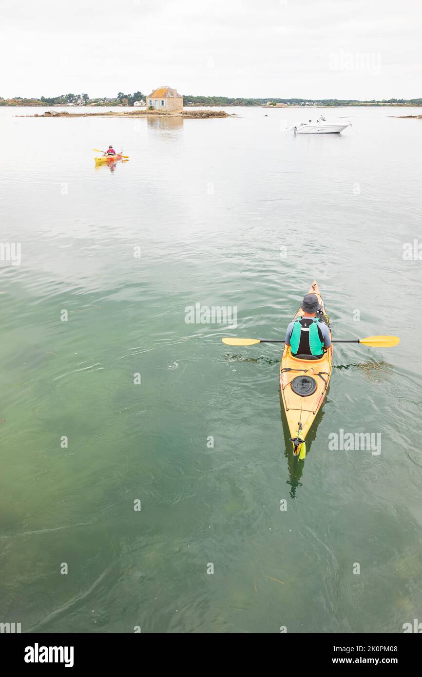 Persona di mezza età in kayak sul lago Foto Stock