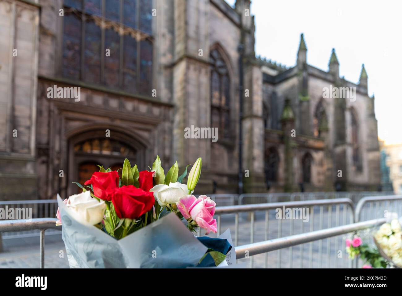 13th settembre, Edimburgo, Scozia. Edimburgo, Scozia, 13/09/2022, Fiori fuori dalla cattedrale di St Giles, dove la regina si trova attualmente a riposo Credit: David Coulson/Alamy Live News Foto Stock