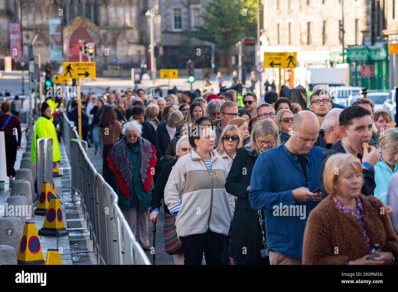 Edimburgo, Scozia, Regno Unito. 13th settembre 2022. Molti membri della coda pubblica per rendere omaggio alla regina Elisabetta II che riposa all'interno della cattedrale di St Giles a Edimburgo fino al ritorno a Londra questo pomeriggio. Iain Masterton/Alamy Live News Foto Stock