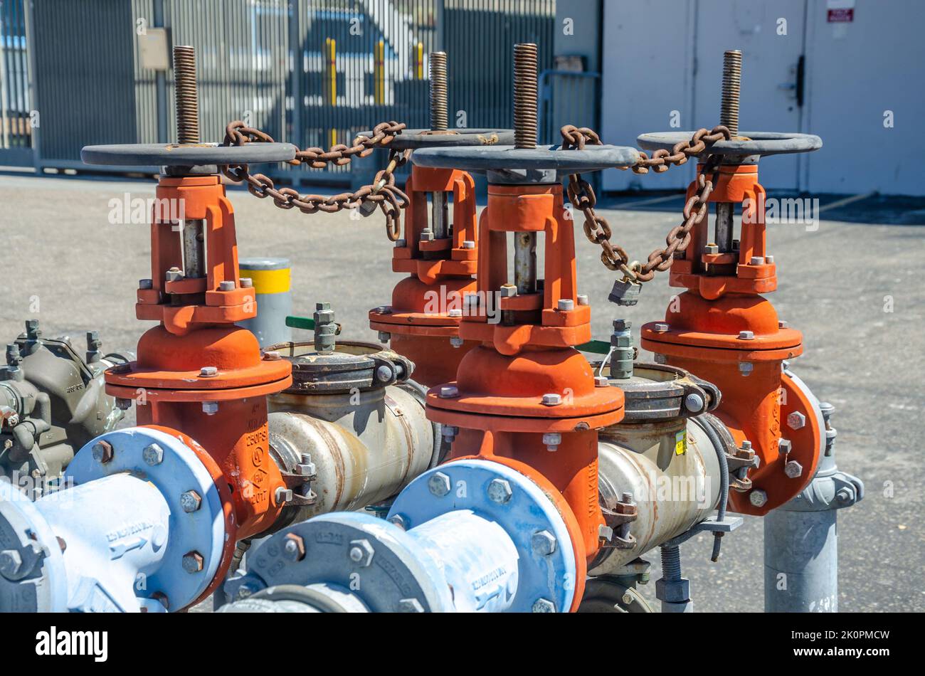 Primo piano delle valvole sui tubi dell'acqua industriali Foto Stock