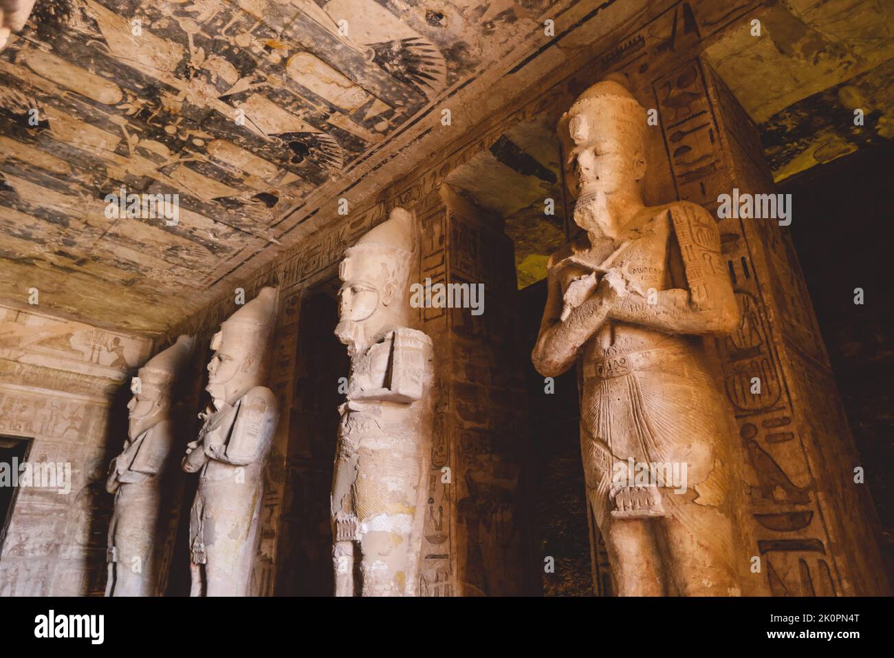 Vista interna con antiche statue egiziane di Ramesse collegate al dio Osiride nel Grande Tempio ad Abu Simbel, Egitto Foto Stock