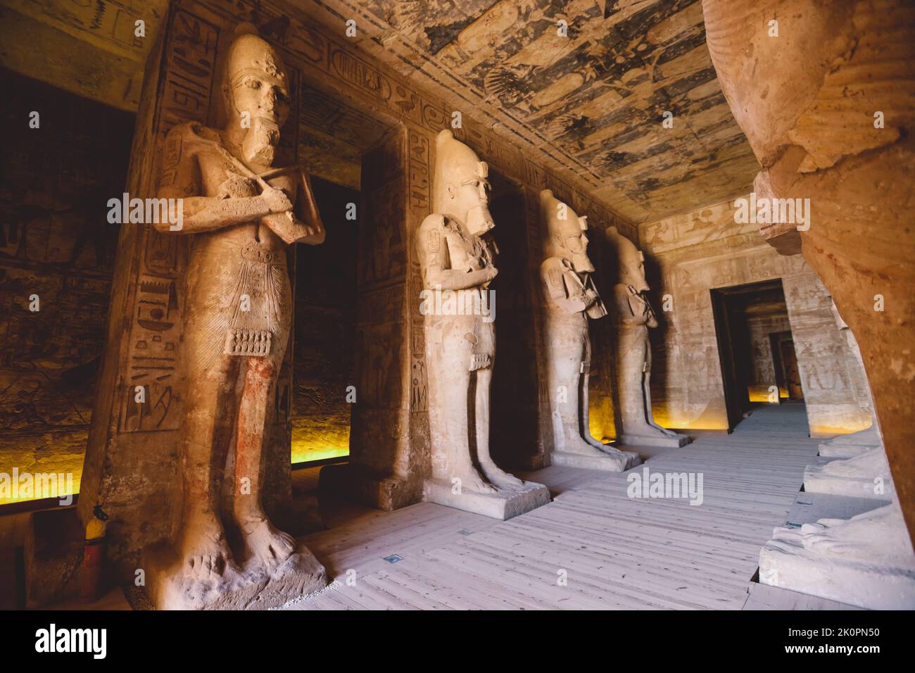 Vista interna con antiche statue egiziane di Ramesse collegate al dio Osiride nel Grande Tempio ad Abu Simbel, Egitto Foto Stock
