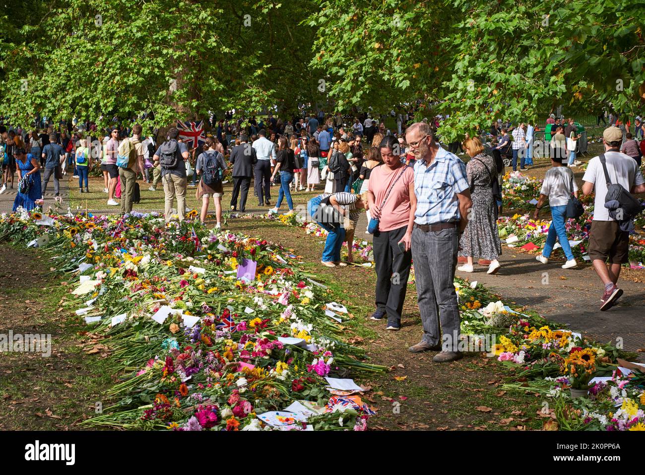 Il 12th settembre 2022 si sono radunate folle intorno ai tributi floreali alla Regina Elisabetta II a Green Park, Londra, Regno Unito Foto Stock