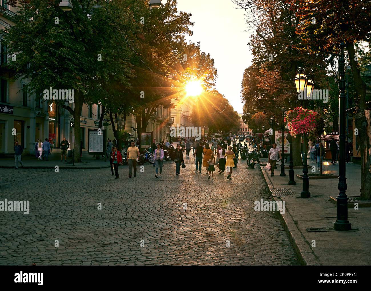 Tramonto sulla strada centrale della città di Deribasovskaya in Odessa, Ucraina. Foto Stock