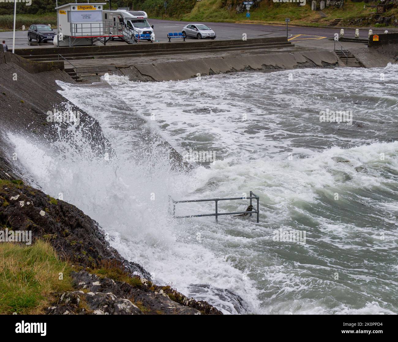 Tempesta autunnale onde che si infrangono sul Sea Defence Wall, Tragumna, West Cork, Irlanda Foto Stock