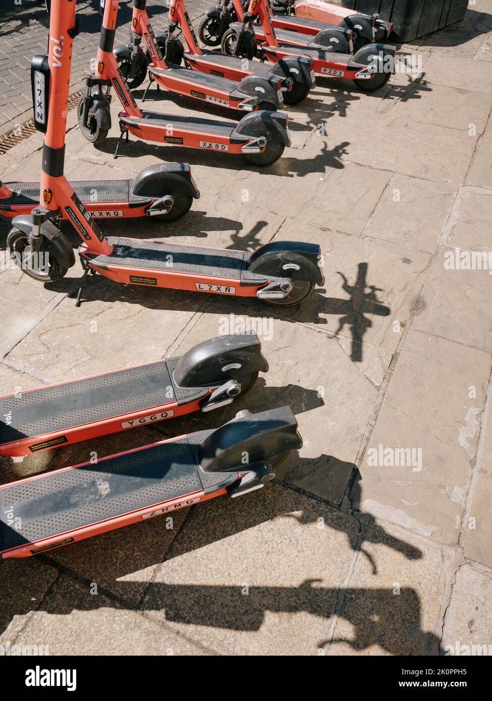 Scooter elettrici voi a noleggio su una strada a Cambridge Cambridgeshire Inghilterra UK - trasporto a emissioni di carbonio Foto Stock
