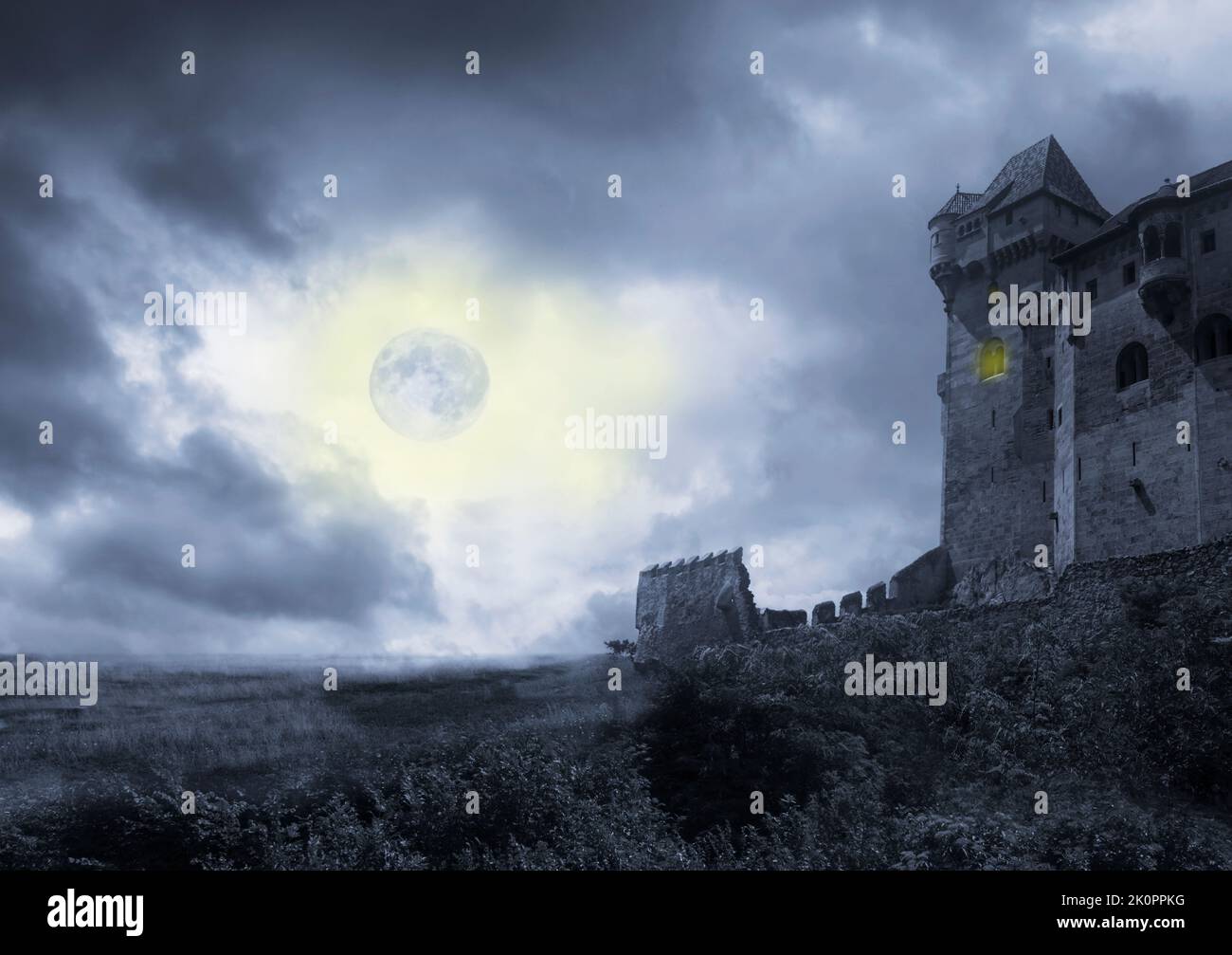Scenario apocalittico con road, antiche torri e luna Foto Stock