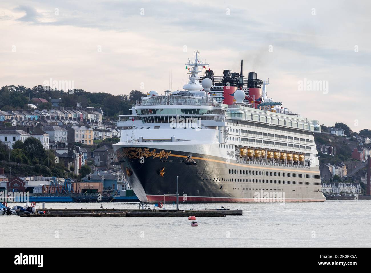 Cobh, Cork, Irlanda. 13th Settembre 2022. La nave da crociera Disney Magic sta per arrivare accanto al suo ormeggio a Cobh, Co. Cork, Irlanda. - Credit; David Creedon / Alamy Live News Foto Stock