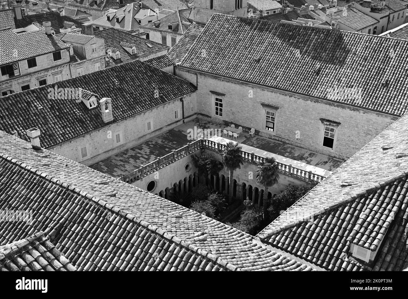 Un giardino religioso interno nella vecchia città murata di Dubrovnik in Croazia. Foto Stock