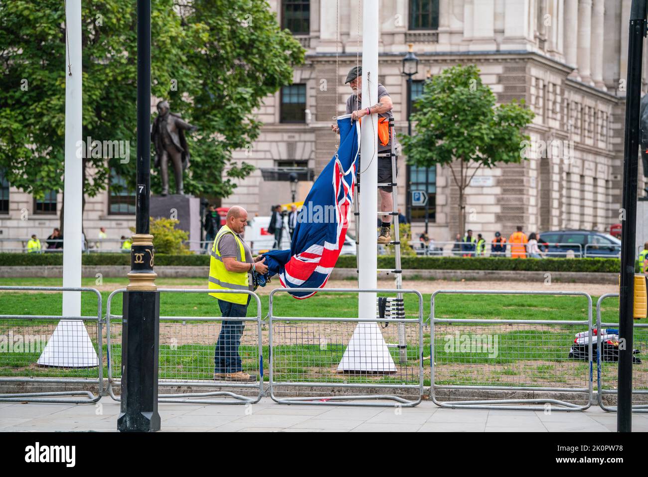 Londra Regno Unito. 13 settembre 2022. Gli ingegneri delle bandiere appendono le bandiere dei territori d'oltremare britannici in Piazza del Parlamento mentre sono in corso i preparativi per i funerali di stato della regina Elisabetta II, il più lungo monarca britannico che è morto a 96 anni a Balmoral, Scozia come grandi folle sono attesi per vedere la bara del tardo monarca che si trova nello stato in Westminster Hall Credit: amer Ghazzal/Alamy Live News Foto Stock