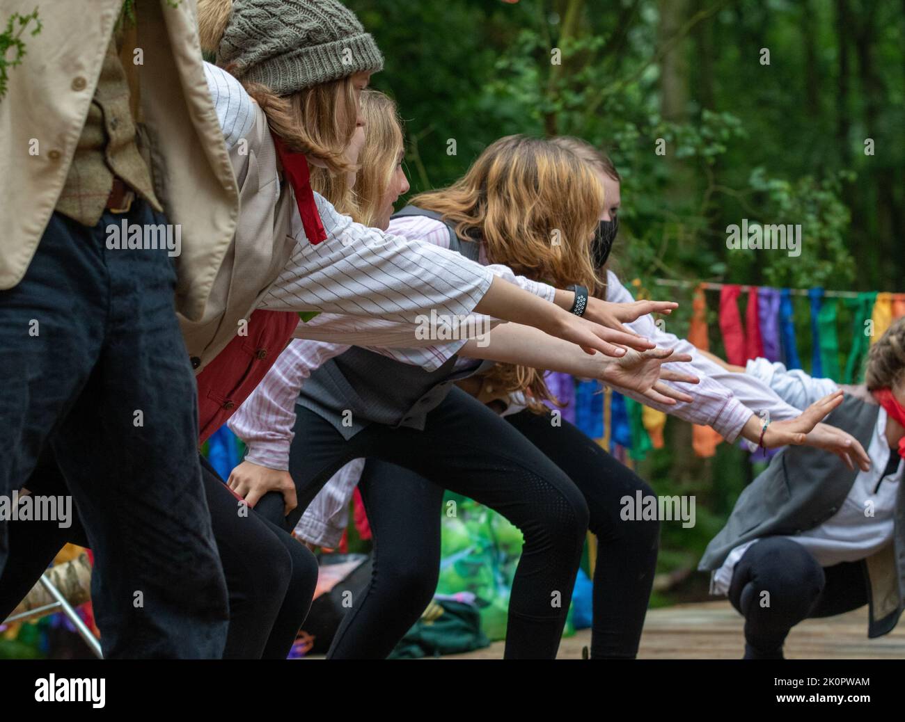 Prova di un sogno di Mid-Summer Night da parte di una giovane azienda Mini Mouth nel meraviglioso Thorington Outdoor Theatre. Foto Stock