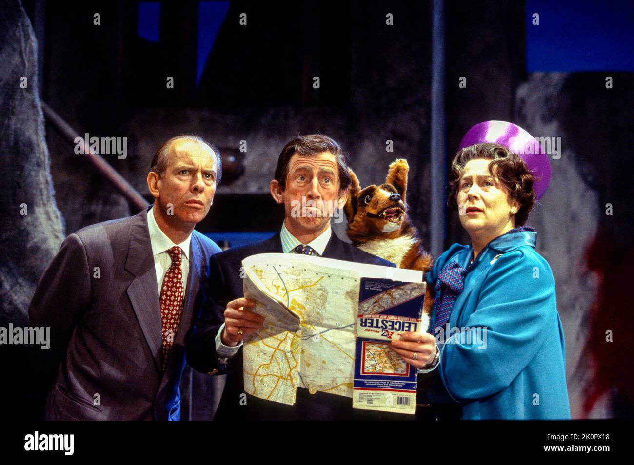 l-r: David Howey (Principe Filippo), Toby Salaman (Principe Carlo), Pam Ferris (la Regina) nella REGINA E i di sue Townsend al Teatro Haymarket, Leicester, Inghilterra 29/03/1994 una co-produzione con out of Joint e The Royal Court Theatre musica e testi: Mickey Gallagher & Ian Dury design: Fotini Dimou Lighting: Rick Fisher regista: Max Stafford-Clark Foto Stock