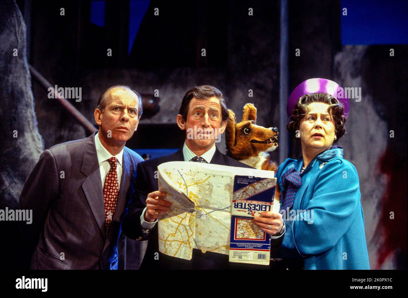 l-r: David Howey (Principe Filippo), Toby Salaman (Principe Carlo), Pam Ferris (la Regina) nella REGINA E i di sue Townsend al Teatro Haymarket, Leicester, Inghilterra 29/03/1994 una co-produzione con out of Joint e The Royal Court Theatre musica e testi: Mickey Gallagher & Ian Dury design: Fotini Dimou Lighting: Rick Fisher regista: Max Stafford-Clark Foto Stock