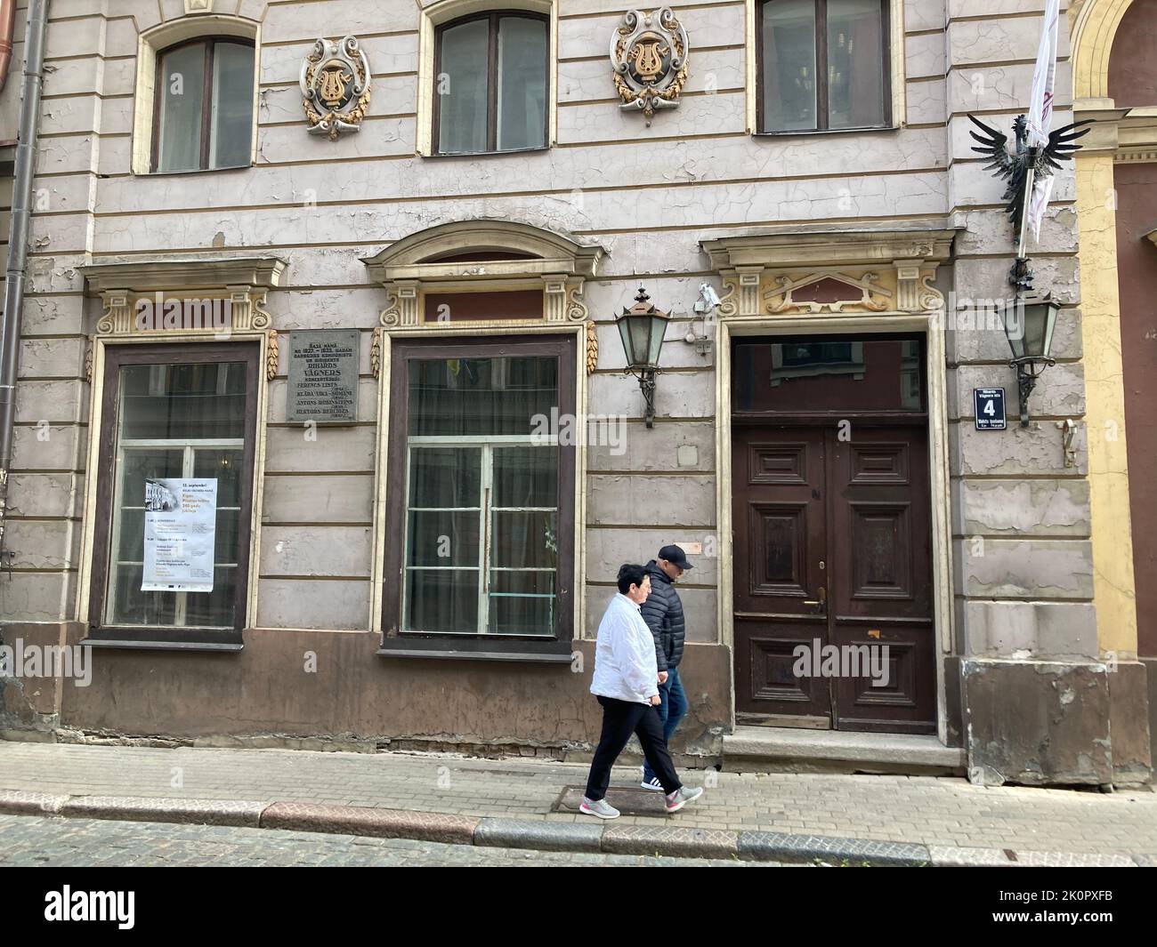 Riga, Lettonia. 13th Set, 2022. Gli escursionisti passano davanti al Teatro Wagner a Richard-Wagner-Strasse 4 (Riharda-Vagnera-iela). L'edificio è vuoto da molti anni, ma sta per cambiare. La sala del teatro, dove Richard Wagner (1813-1883) ha diretto quasi 200 anni fa e il cui design gli ha dato le idee per la costruzione del Bayreuth Festival Theater, deve essere restaurata e aperta al pubblico. (Al dpa 'luogo formativo dell'attività': Il Teatro Wagner a riga') Credit: Alexander Welscher/dpa/Alamy Live News Foto Stock