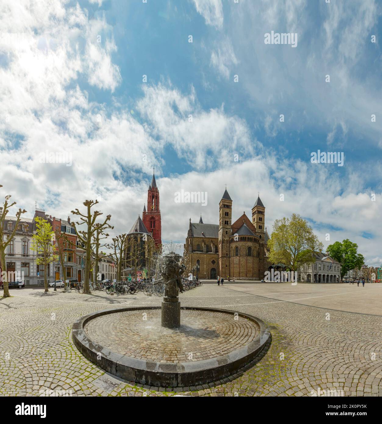 Piazza Vrijthof con la Basilica di San Servaas, Maastricht, Limburgo, Paesi Bassi, città, Villaggio, primavera, *** Caption locale *** Paesi Bassi Foto Stock