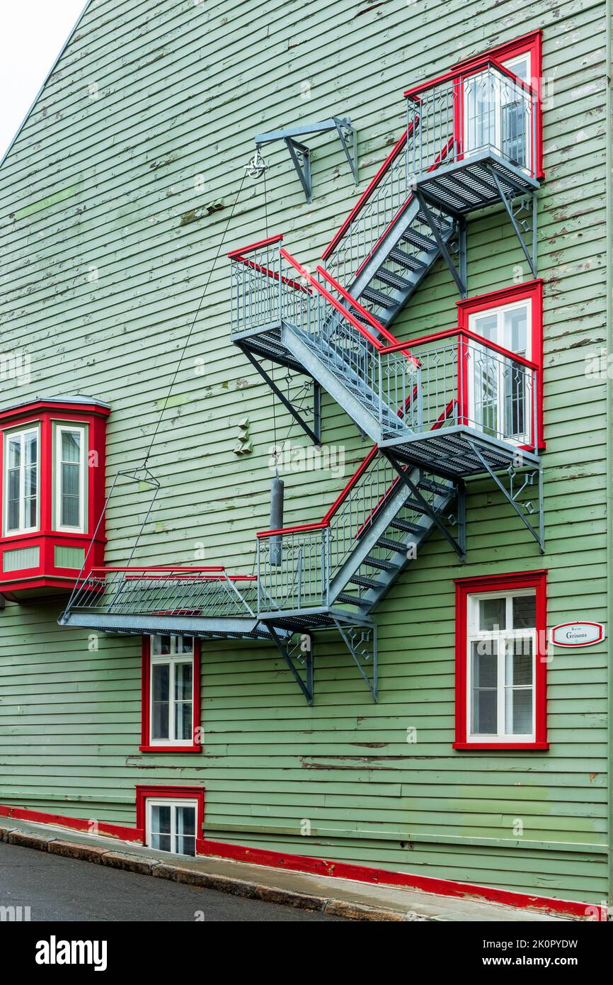 Casa di legno colorata con scale di fuga fuoco a Old Quebec City, Canada Foto Stock