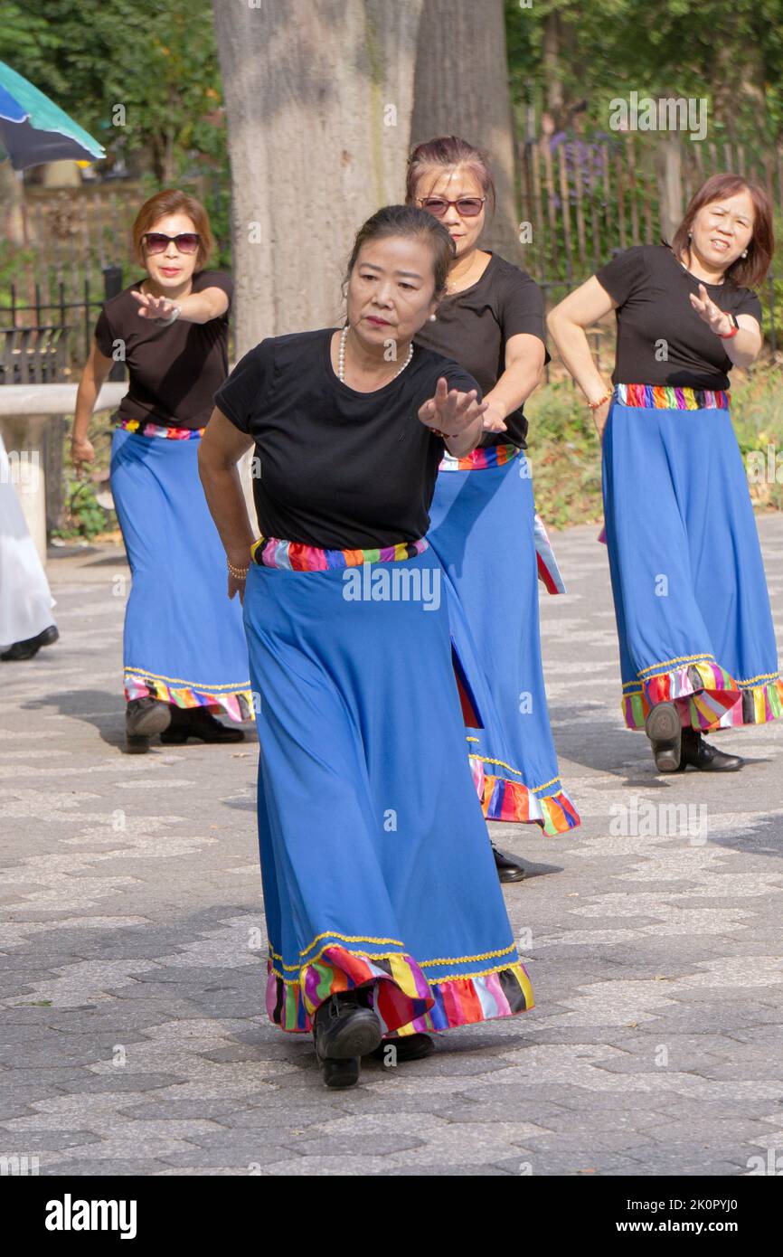 Donne Cinesi Americane ad una lezione quotidiana di danza e ginnastica yuanji in un parco a Queens, NYC. È una tradizione cinese del mattino. Foto Stock