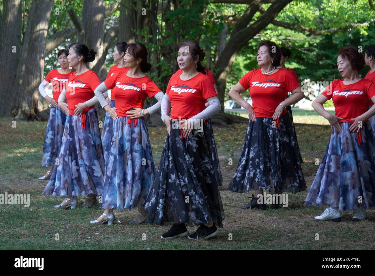 Donne Cinesi Americane ad una lezione quotidiana di danza e ginnastica yuanji in un parco a Queens, NYC. È una tradizione cinese del mattino. Foto Stock