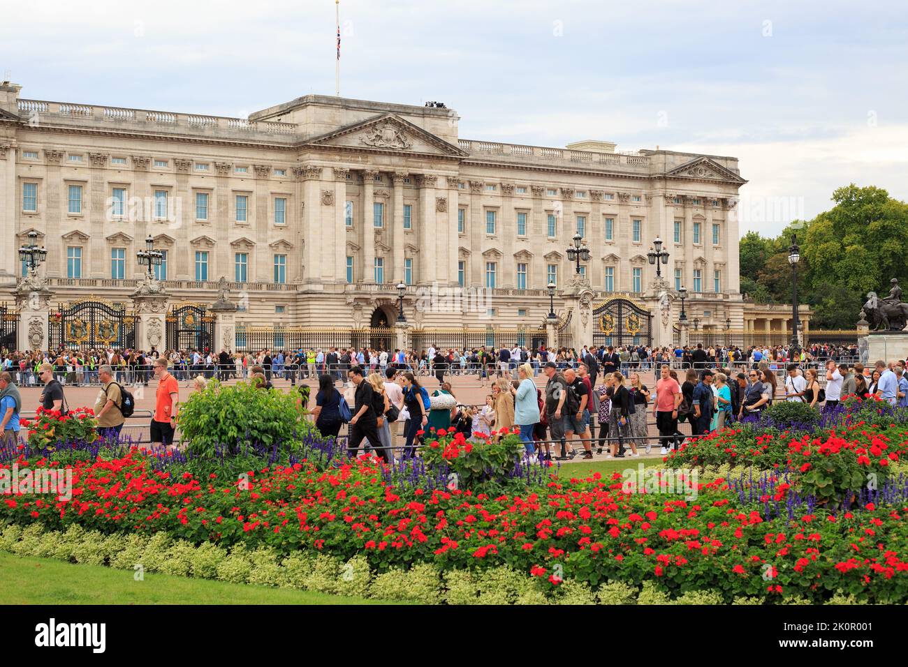 Buckingham Palace, Londra 2022. Molte persone vengono a visitare il Palazzo per rendere il loro rispetto alla regina Elisabetta II, che purtroppo è scomparsa il 8th Foto Stock