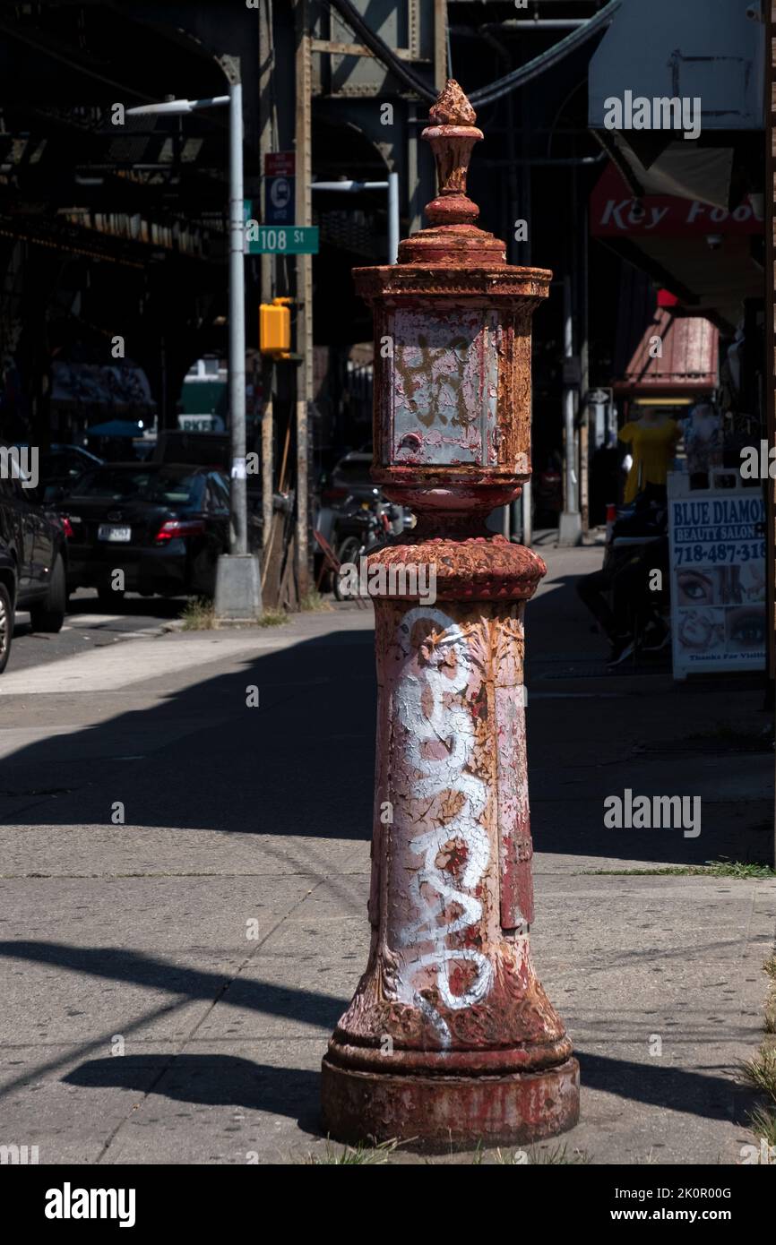 DECADIMENTO URBANO. Una scatola di allarme antincendio in vecchio stile che ha un bisogno di essere riverniciata. Sulla Liberty Avenue a Richmond Hill, Queens, New York. Foto Stock