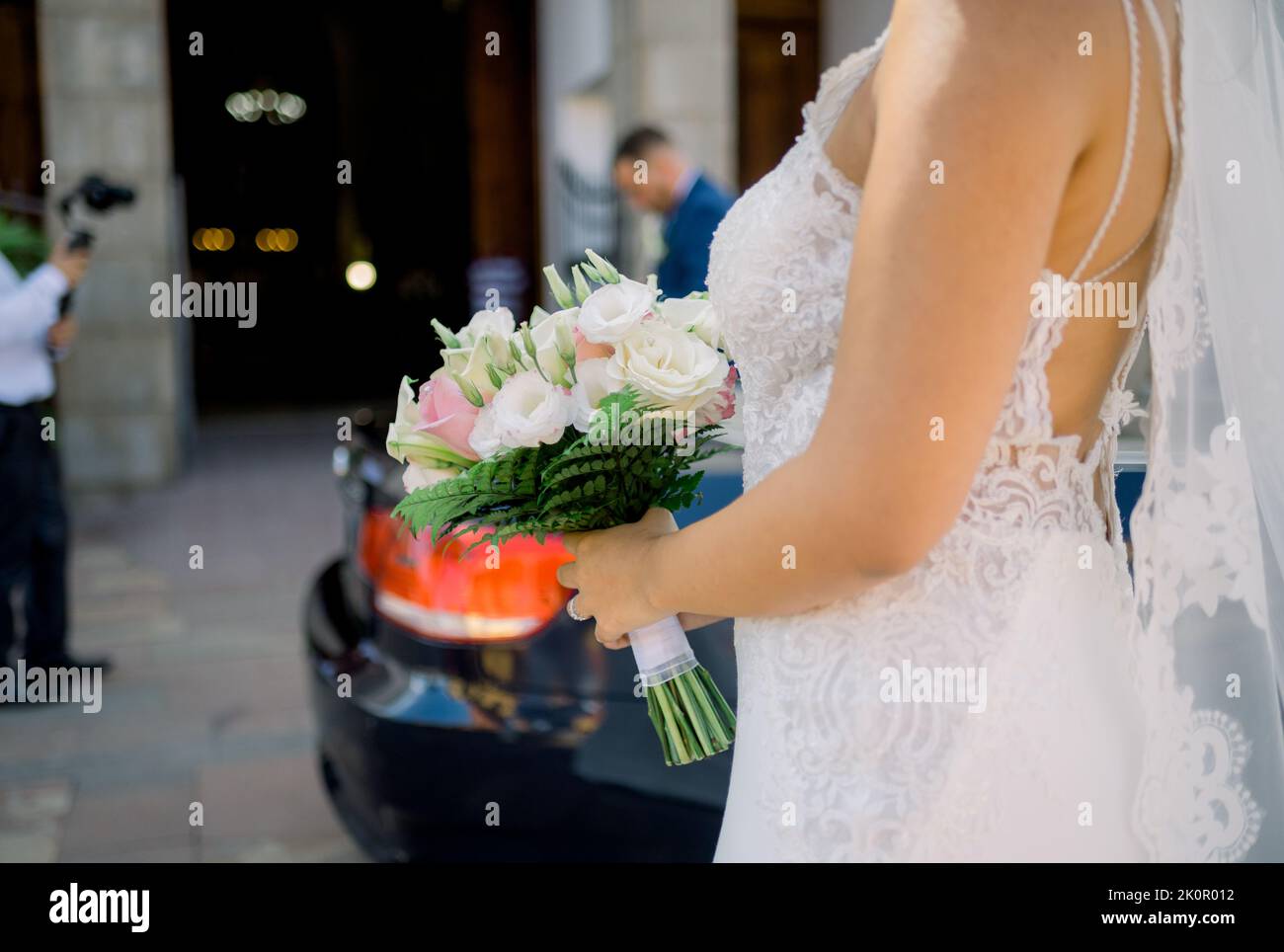 Crop donna durante la celebrazione di nozze sulla strada Foto Stock