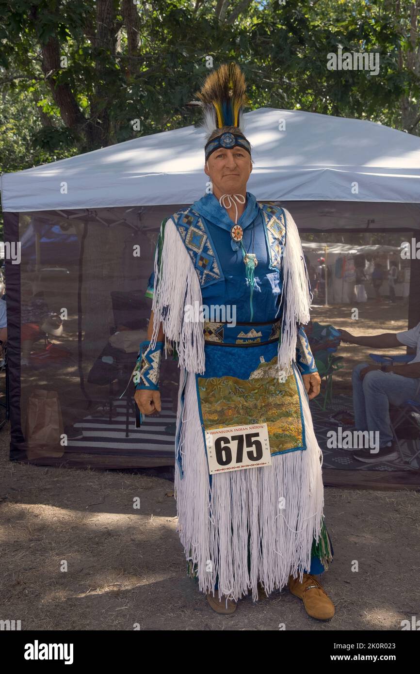Ritratto completo di un membro della tribù dei nativi americani Mohegan. Presso la Shinnecock Powwow a Southampton, Long Island, New York. Foto Stock